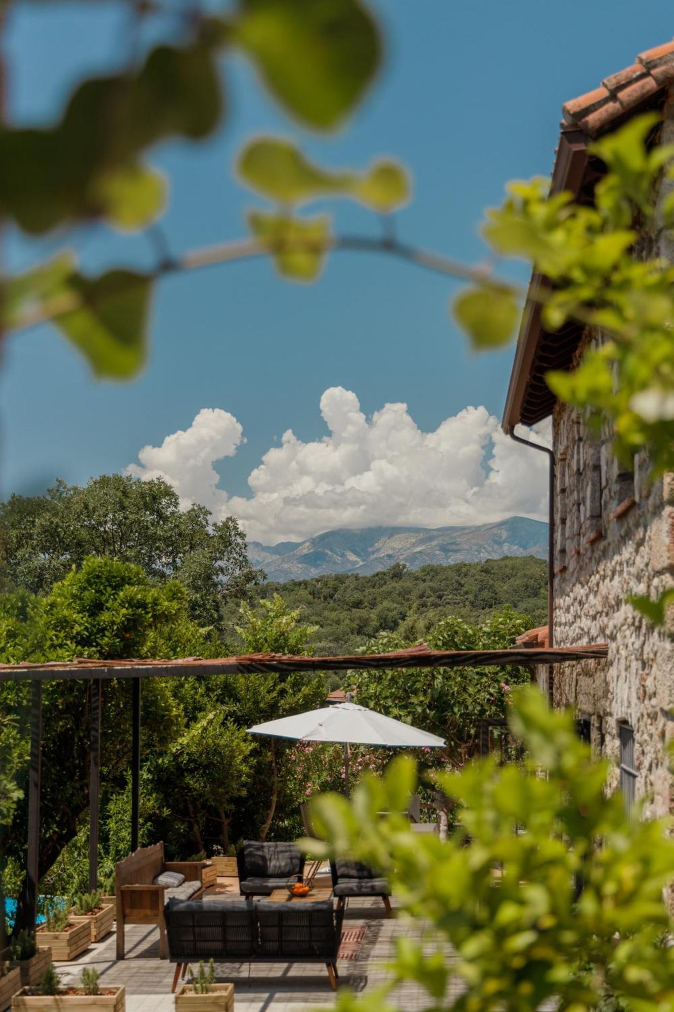 Casa Rural en Candeleda con piscina y un maravilloso jardín Exterior foto