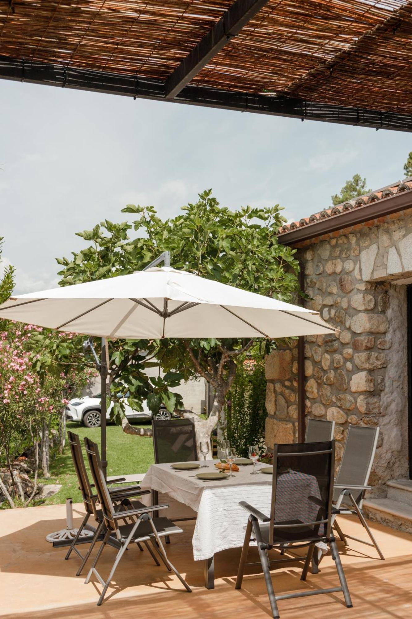 Casa Rural en Candeleda con piscina y un maravilloso jardín Exterior foto